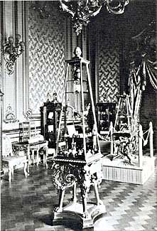 В 1902 году в залах дворца барона фон Дервиза на Английской набережной состоялась первая в Петербурге благотворительная выставка Фаберже.