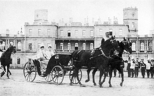      (  )         / The chief of a regiment empress Maria Fedorovna (in a carriage at the left) And great princess Maria Pavlovna on regimental parade