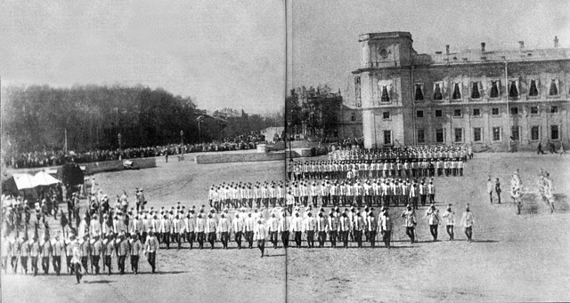      / Ceremonial march in the pedestrian I build