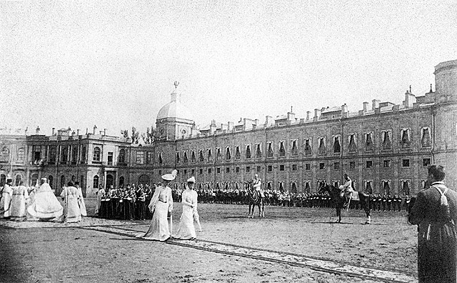       .   - :   ()      / Solemn divine service on a parade-ground near Gatchina palace. In the center - empresses: Alexander Fedorovna (at the left) And the chief of a regiment Maria Fedorovna